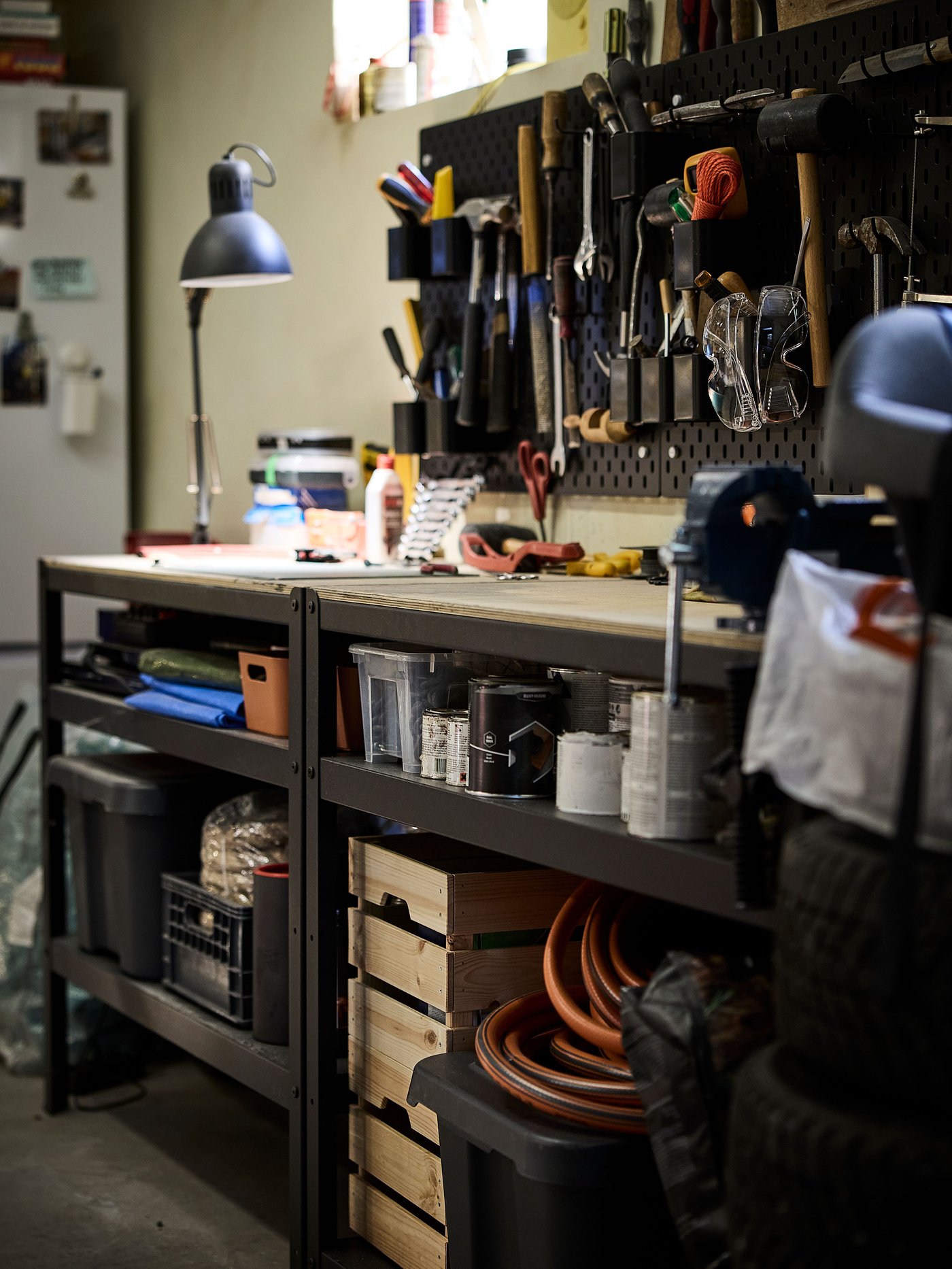 A dark grey TERTIAL work lamp in the garage