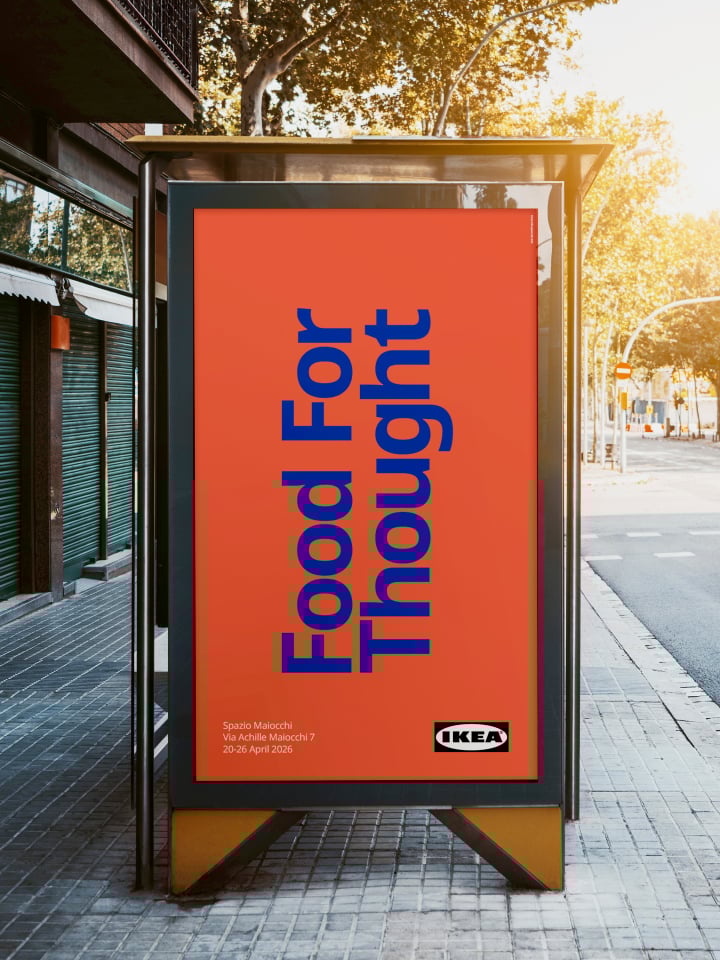 Poster dell'evento Food For Thought in una pensilina in città: fondo arancio, tipografia blu essenziale e il logo IKEA in basso. Un invito diretto a fermarti e curiosare.