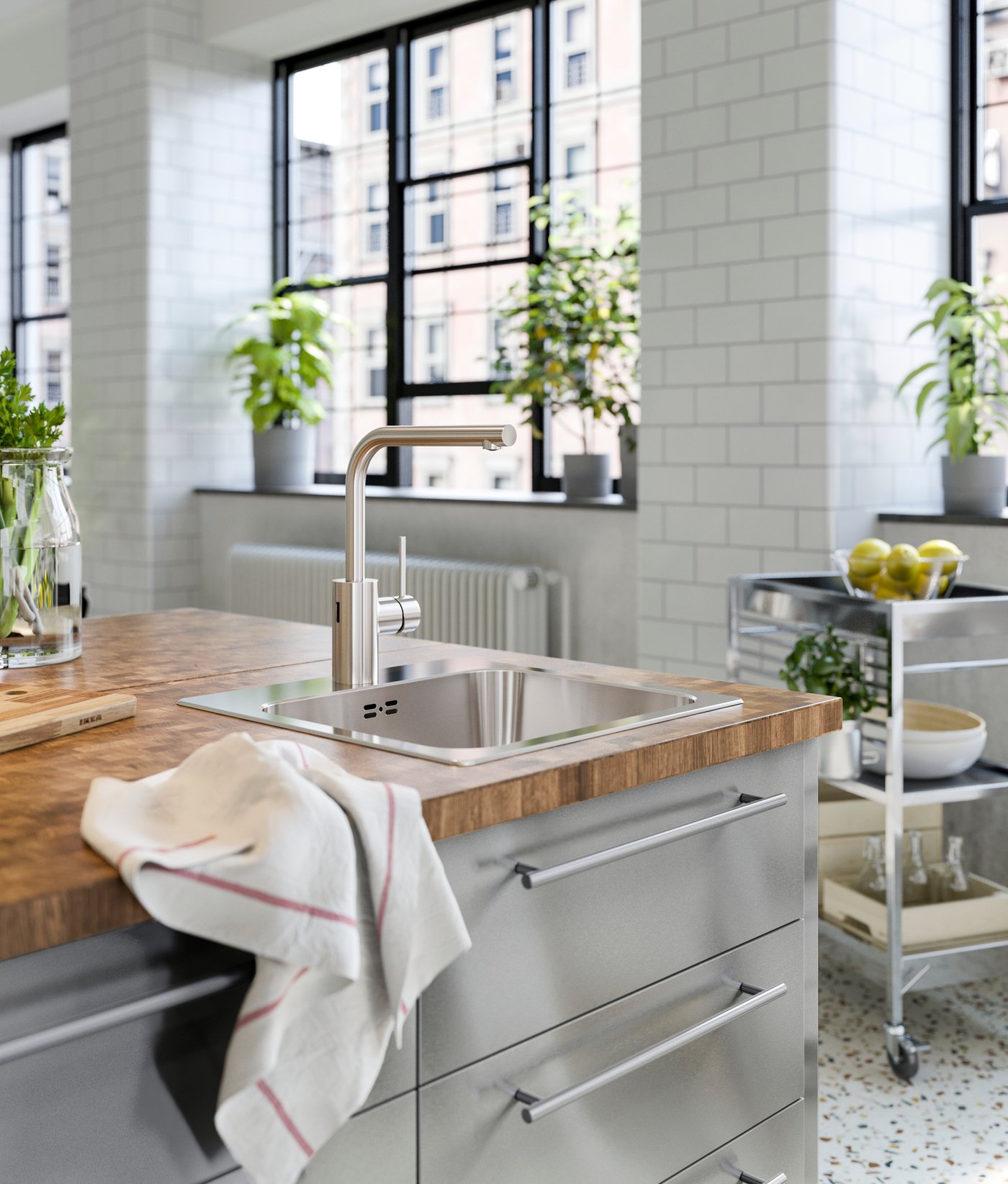 An oak/veneer SKOGSÅ worktop in the kitchen