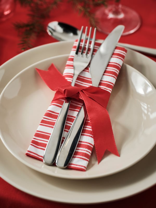 A stripe pattern red/white VINTERFINT paper napkin