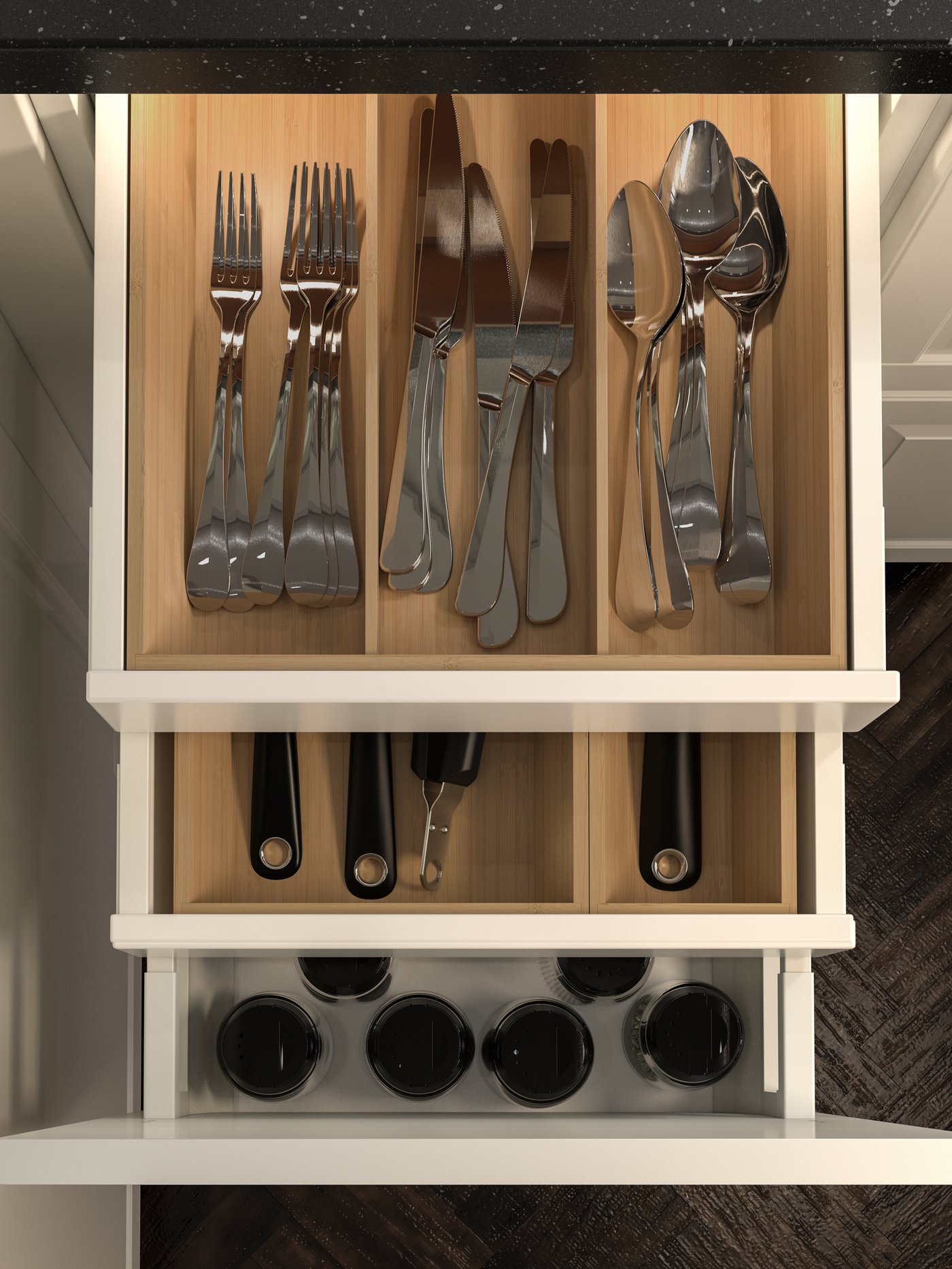 Trije odprti kuhinjski predali, osvetljeni z vgrajenimi LED svetili. V predalih so jedilni pribor, kuharski pripomočki in lončki.