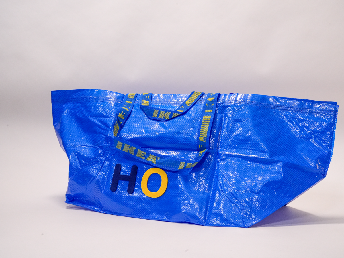 Eine FRAKTA Tasche mit aufgeklebten Buchstaben "H und O".