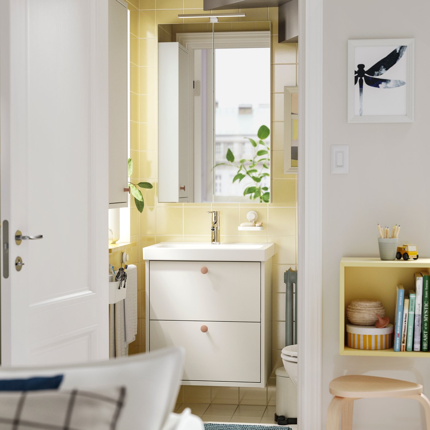 A door to a small toilet is open and inside there’s a white HAVBÄCK washstand with two drawers and a mirror cabinet above it.
