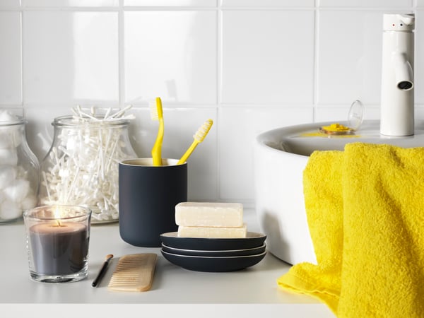 A dark grey EKOLN soap dish in the bathroom