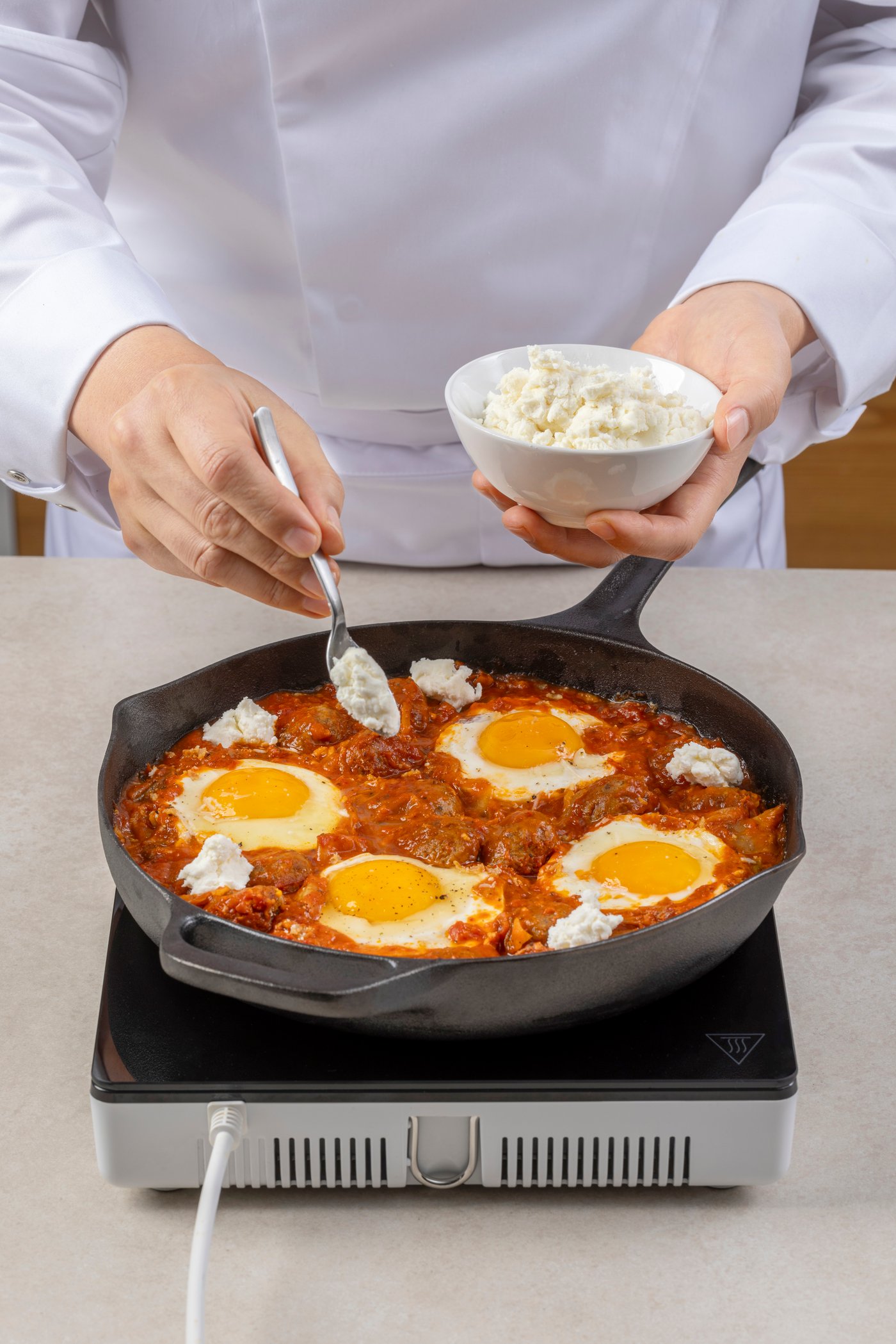 리코타치즈로 샥슈카에 플레이팅 하는 샷