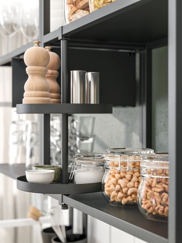 Une étagère pivotante ENHET de couleur anthracite est installée dans la cuisine.