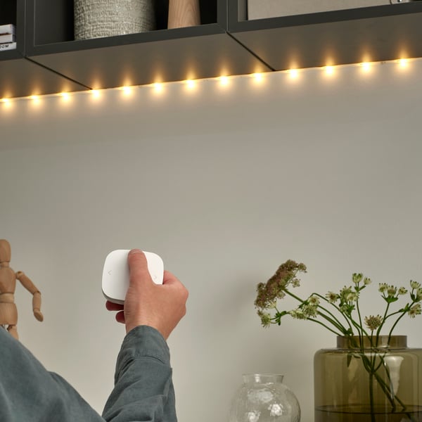 Ein intelligenter, kabelloser, dimmbarer LED-Lichtstreifen mit Farb- und Weissspektrum von ORMANÄS.
