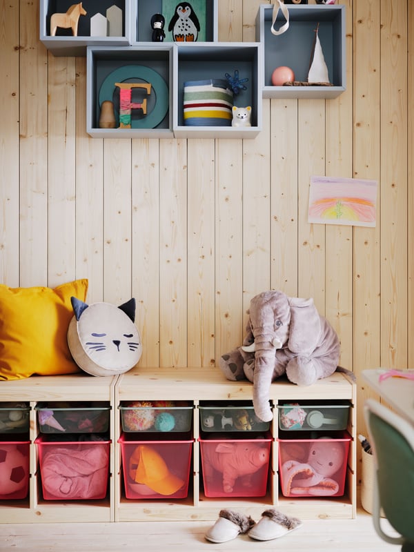 Sistema de organización infantil TROFAST color madera, con cajas rojas con juguetes adentro