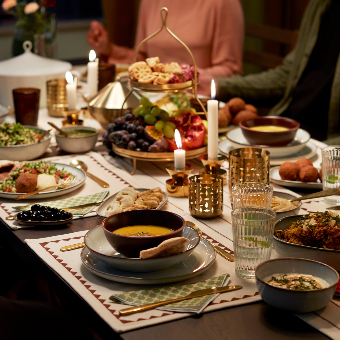 GOKVÄLLÅ kollektionens mange produkter står på et fint dækket bord, klar til at spise maden.