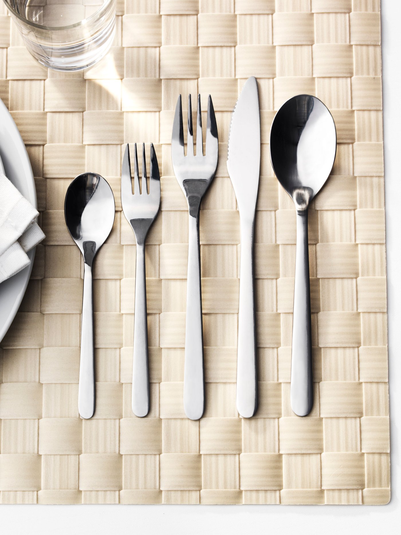 Un set de cubiertos FÖRNUFT sobre un individual.