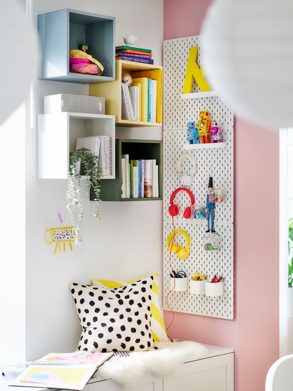 Bunte Wandregalwürfel und ein bunt bestücktes Pegboard.