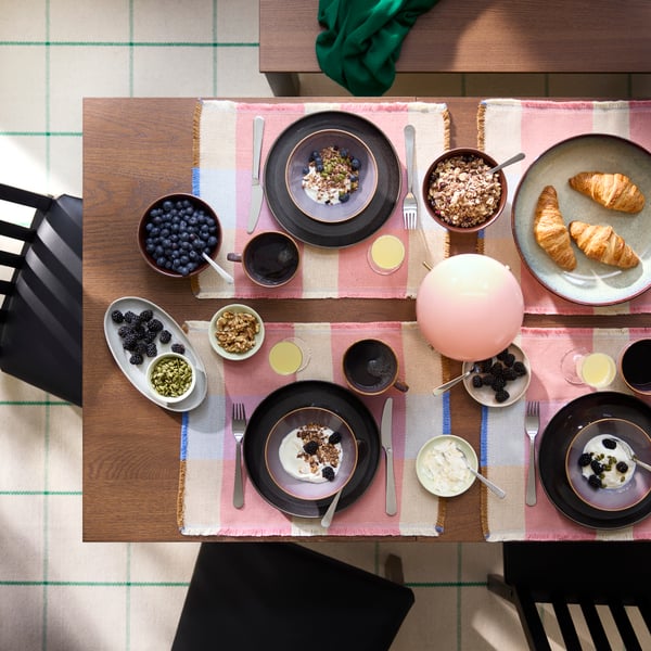 A white GODMIDDAG 18-piece service in the dining room