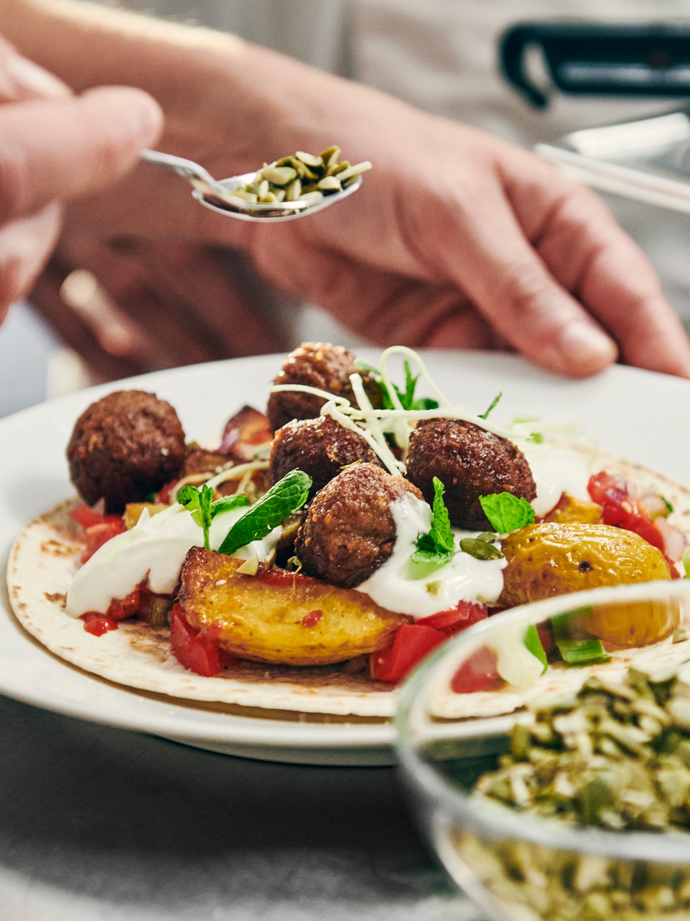A clear glass BLANDA serving bowl