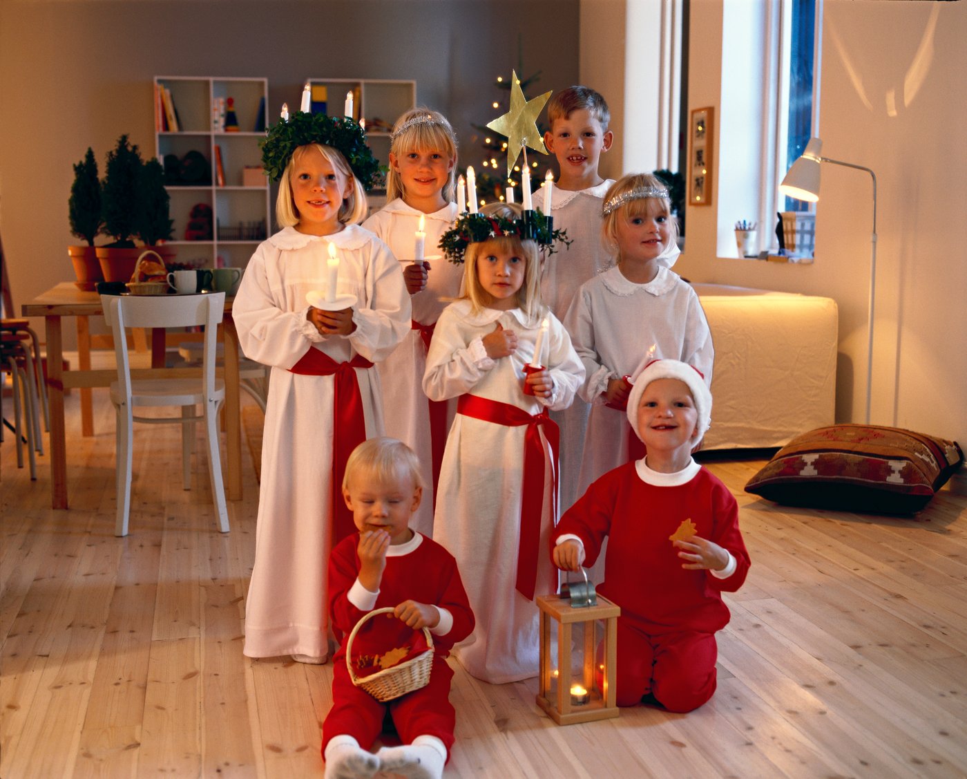 Un gruppo di bambini vestiti con gli abiti tradizionali di Santa Lucia che intonano i tipici cori svedesi tipiche delle celebrazioni della Santa.