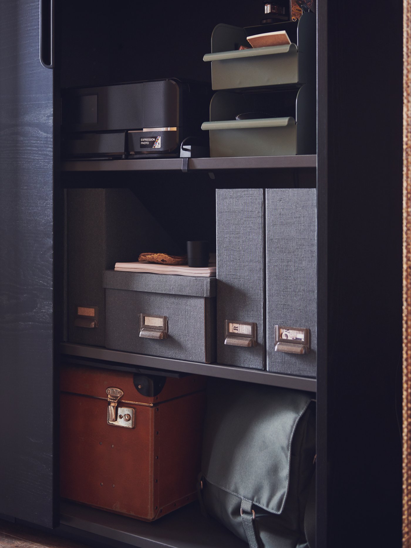 Un estante IKEA con muchas cajas organizadoras en su interior.