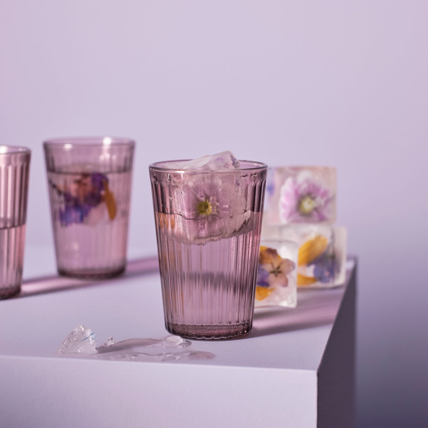 Šedo růžové sklenice BROKROCKA  s nápojem.