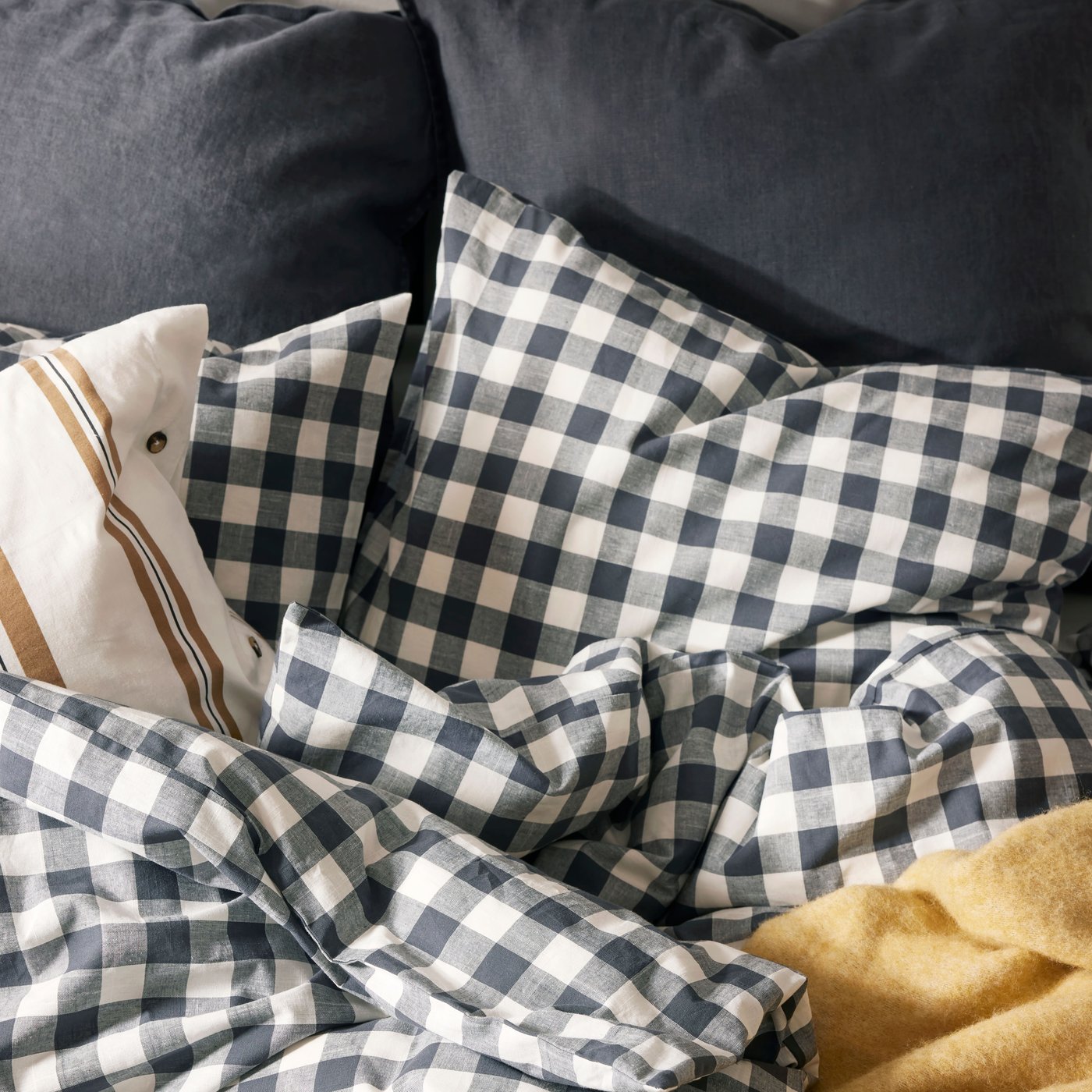 An anthracite white/check EKTANDVINGE duvet cover and pillowcase in the bedroom