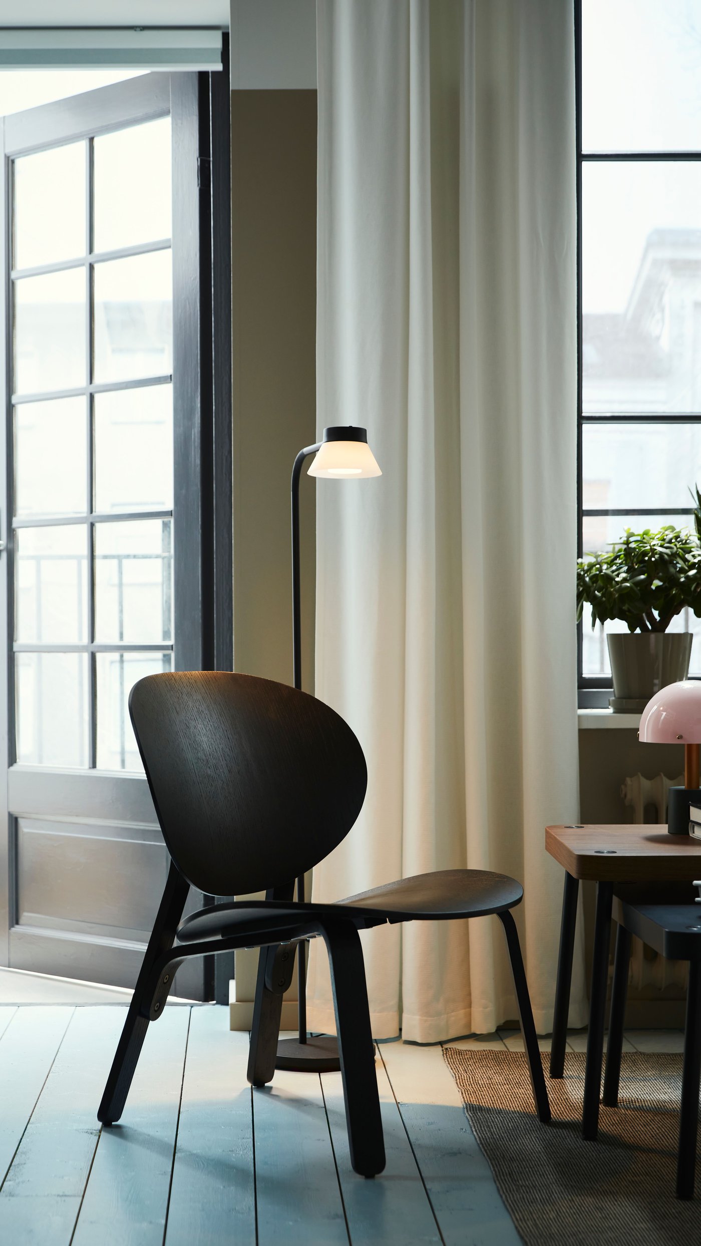 An in/outdoor/black-blue KLOTLÖNN plant pot with saucer in the living room