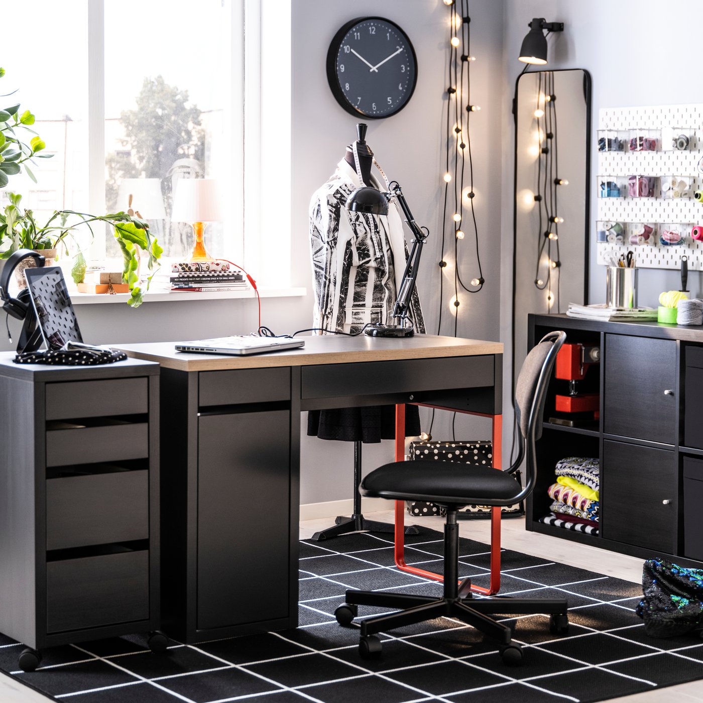 An anthracite/red MICKE desk