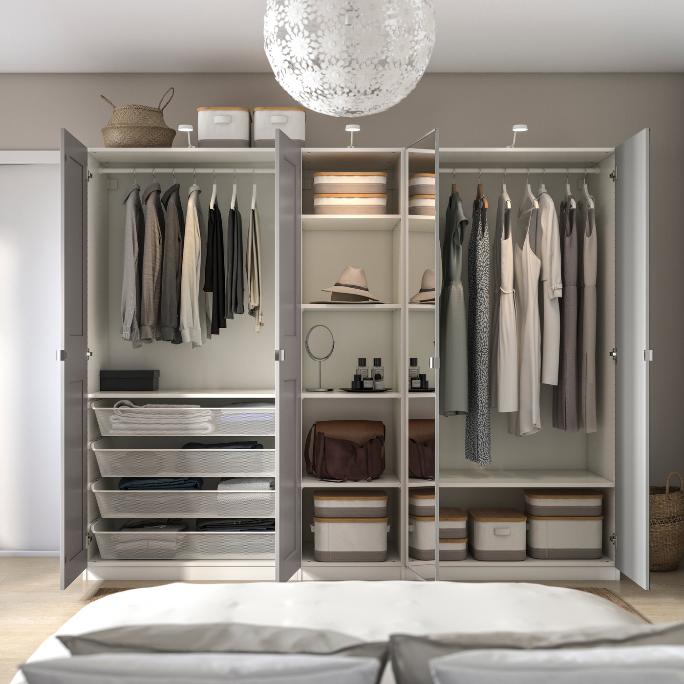 Šatní skříň PAX s otevřenými dveřmi plná oblečení. 