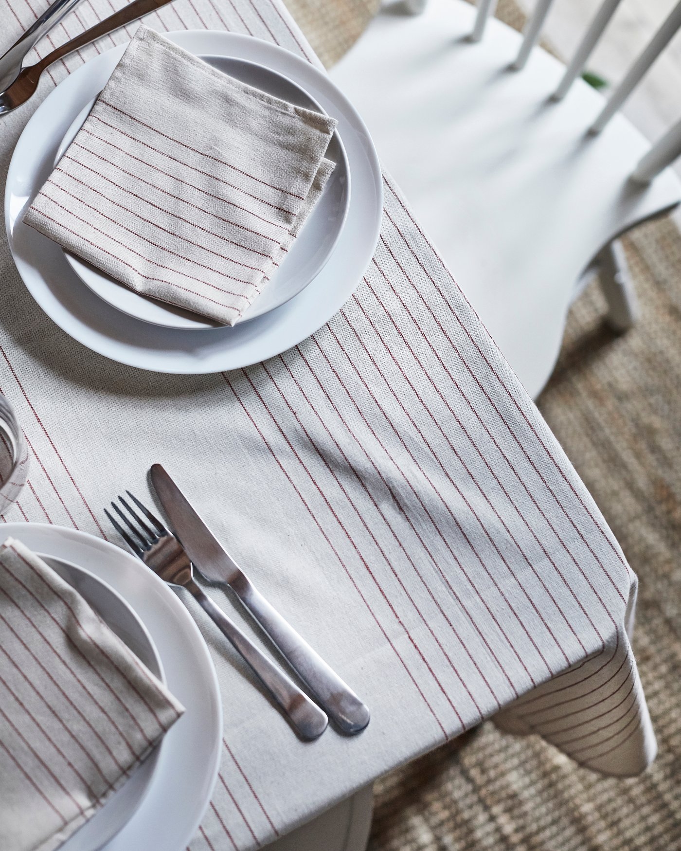 A stripe pattern red/natural VIPPSTARR napkin