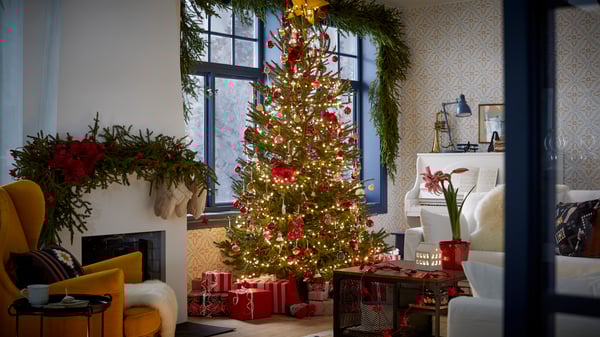 Skandinavisches traditionelles Wohnzimmer mit Weihnachtsbaum, geschmückt mit VINTERFINT-Ornamenten und LED-Lichterketten.
