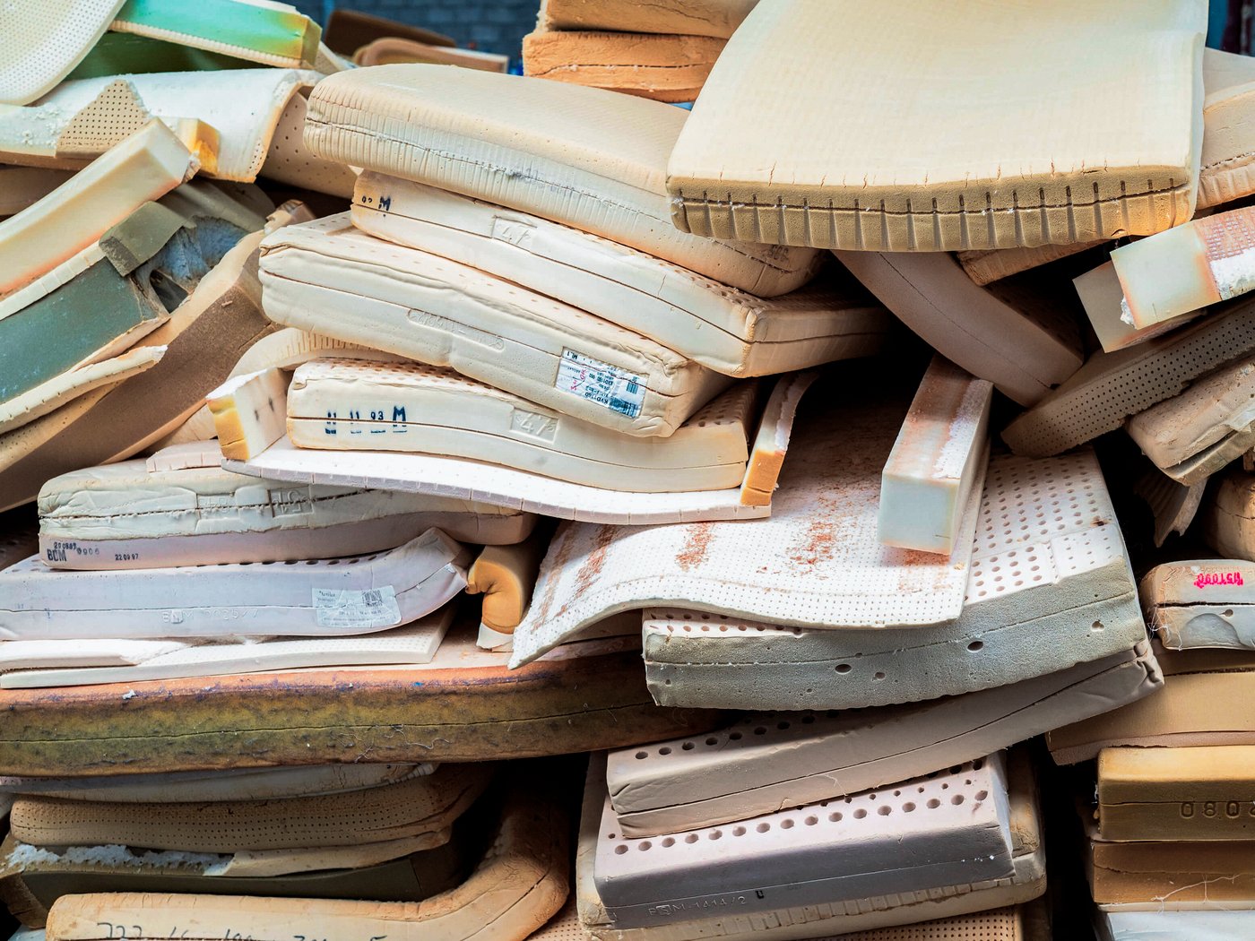 Plusieurs matelas entassés les uns sur les autres 