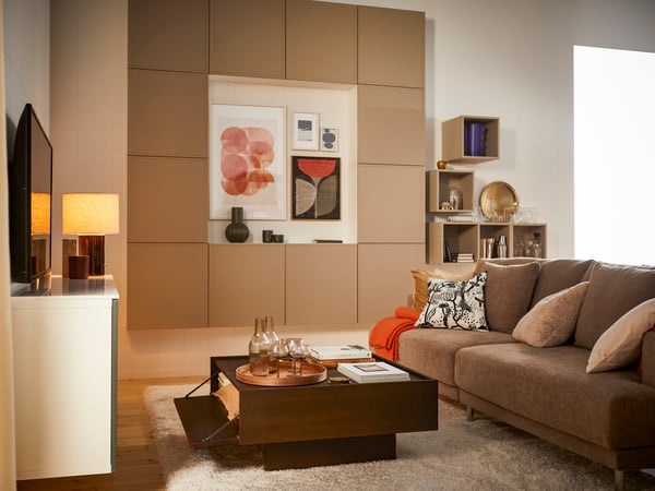 Beige BESTÅ kasten aan een woonkamerwand.