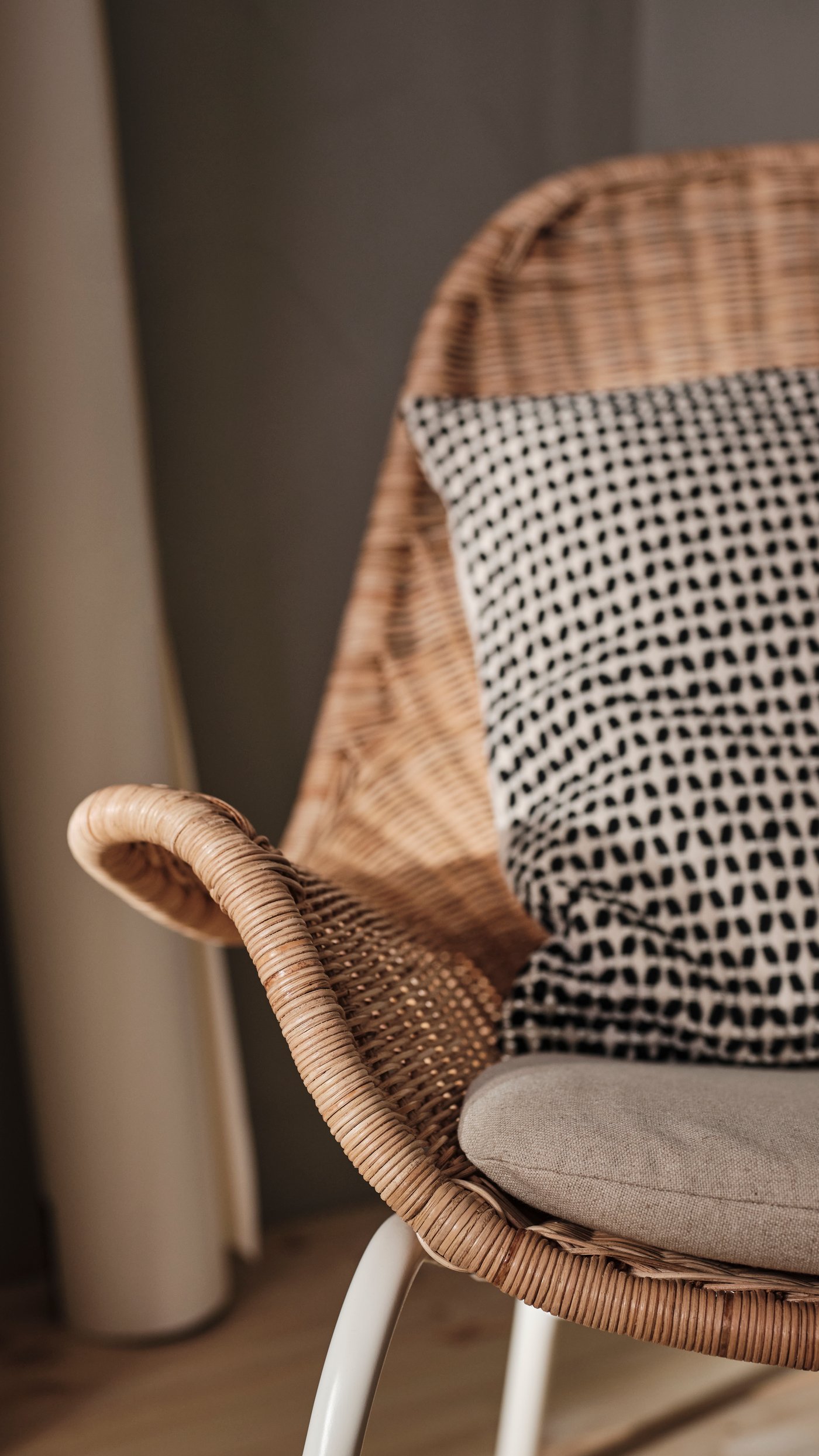 A rattan/Risane natural FRYKSÅS armchair with cushion