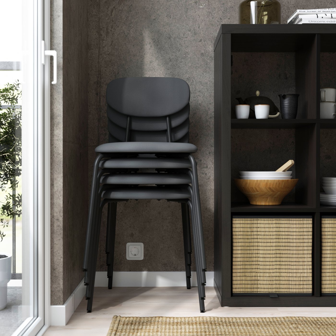 An anthracite/Remmarn anthracite SANDSBERG chair in the dining room