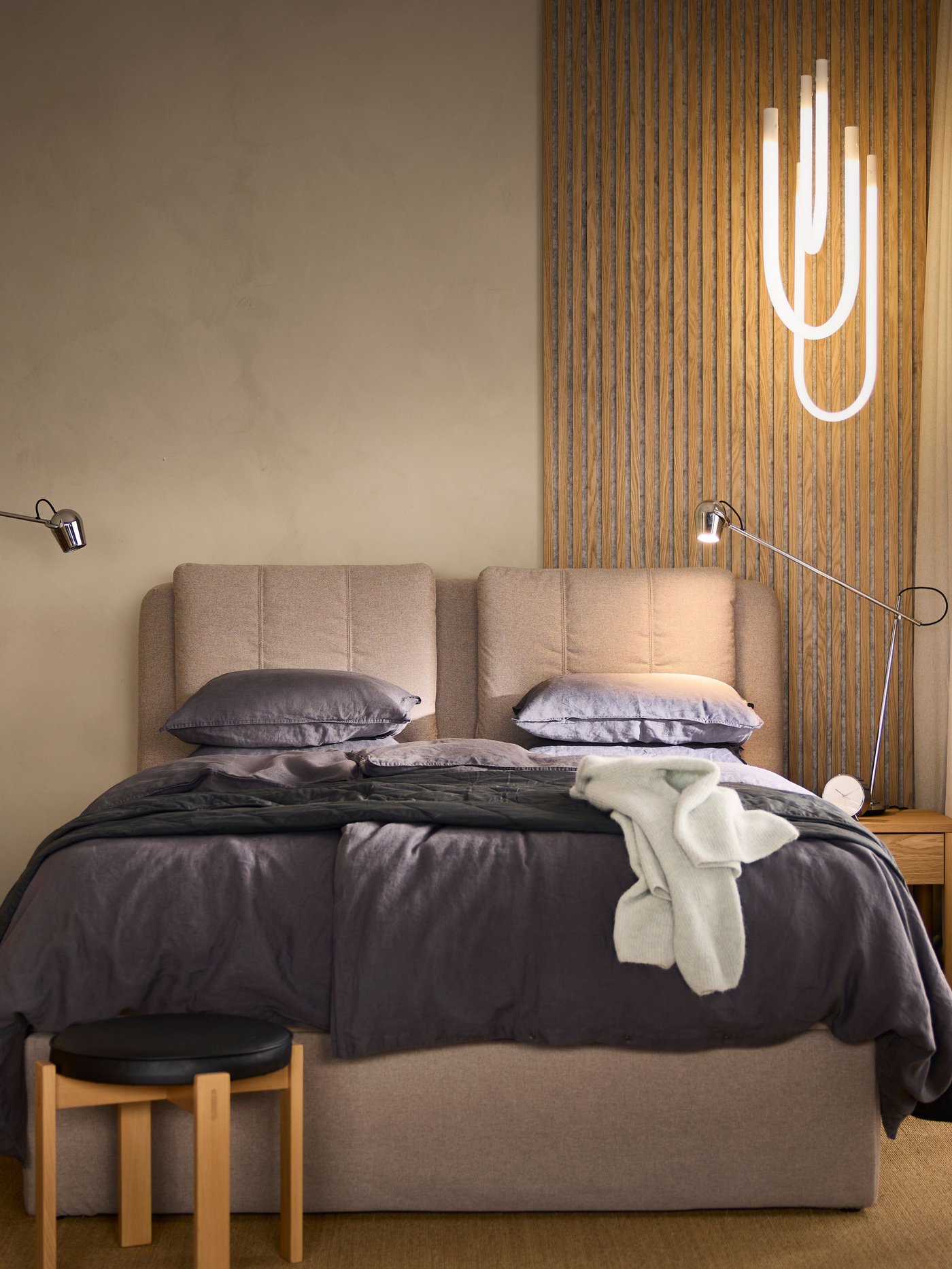 LILLFJÄLLET seng med opbevaring i et beige soveværelse.