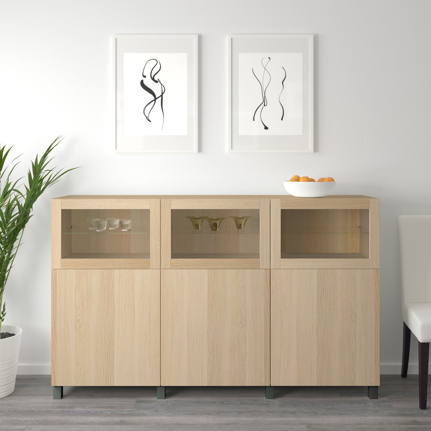 Une combinaison de rangement Lappviken/Sindvik/Stubbarp green BESTÅ en chêne teinté blanc et en verre clair avec des portes