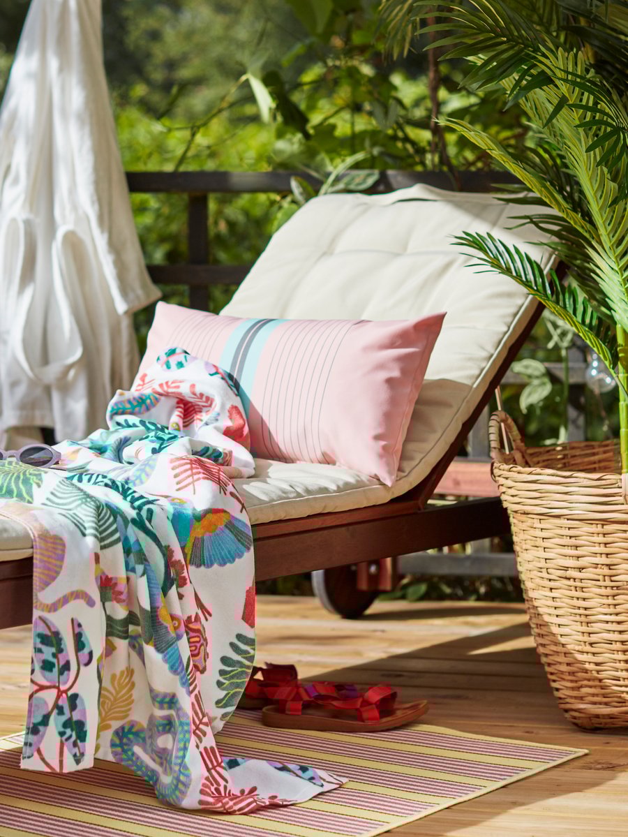 Mache eine wohlverdiente Pause auf einer Sonnenliege - IKEA