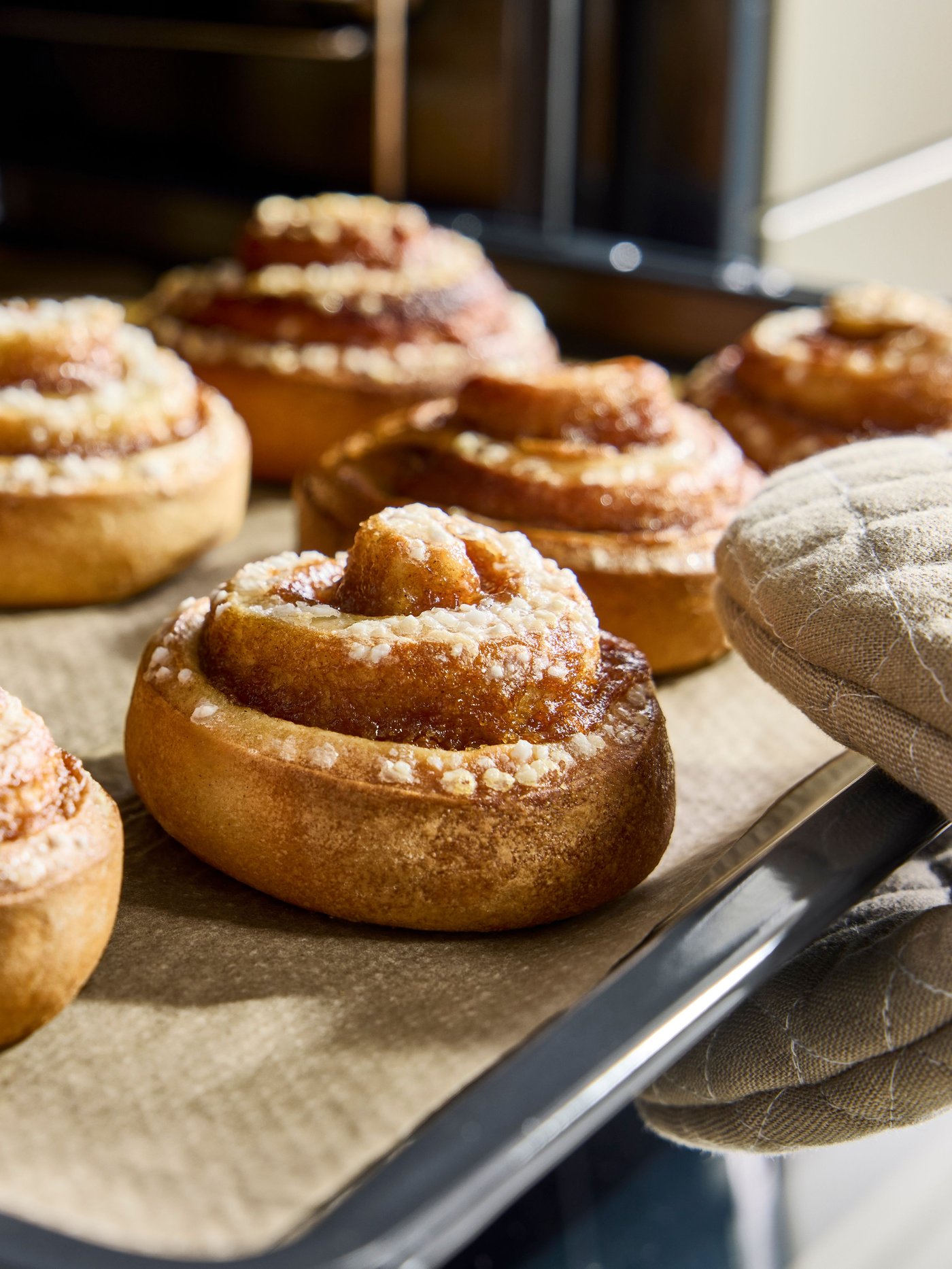 Un gant de cuisine beige, TRÈS BIEN ENTRETENU
