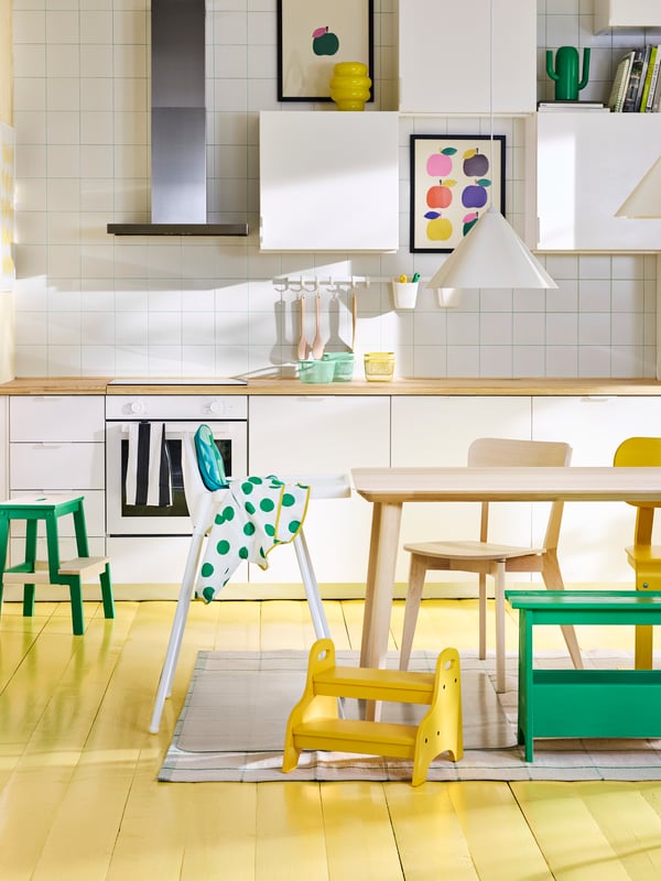 Cuisine moderne scandinave avec chaise haute ANTILOP blanche, chariot NISSAFORS et table et chaise LISABO.