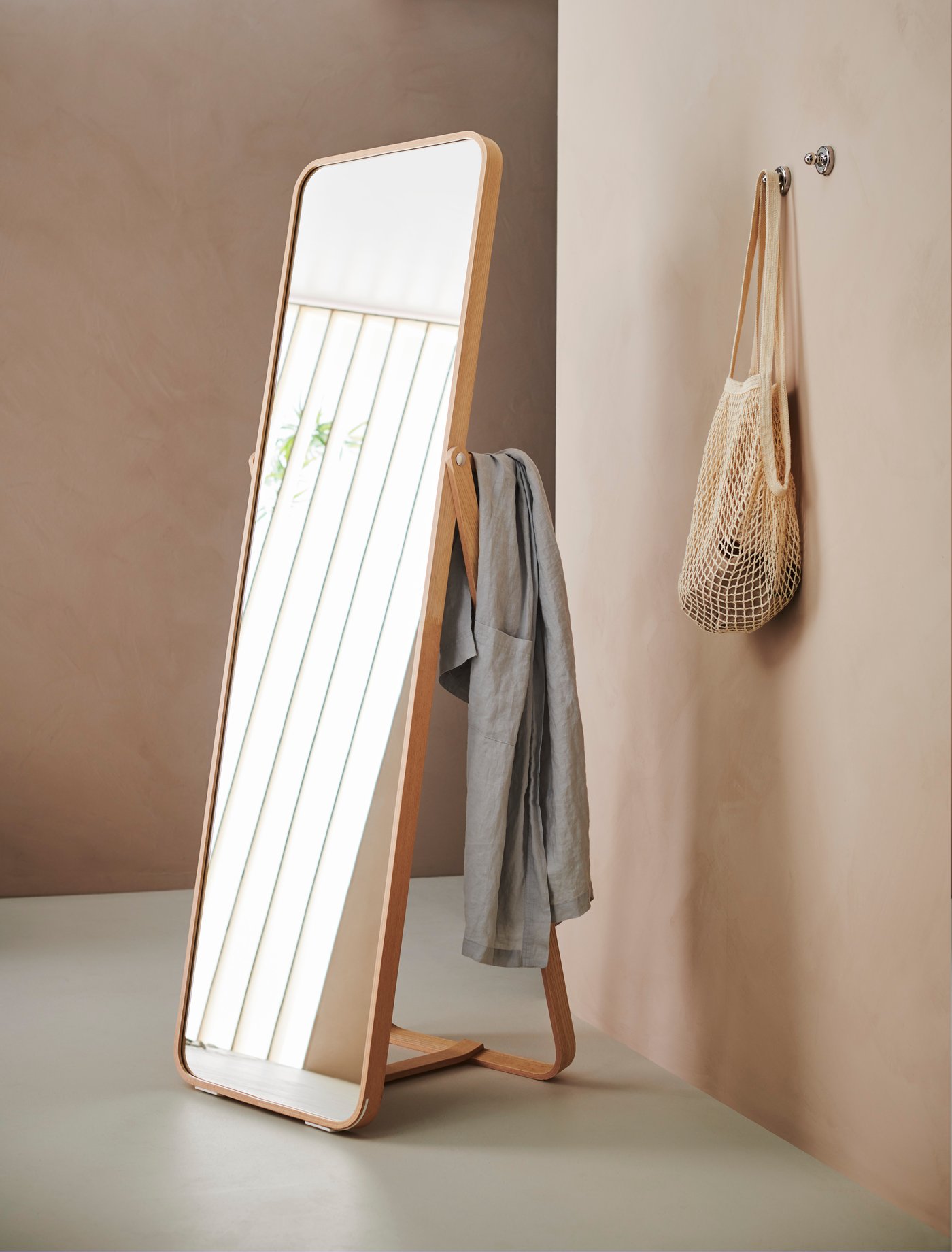 A natural KUNGSFORS net bag in the hallway