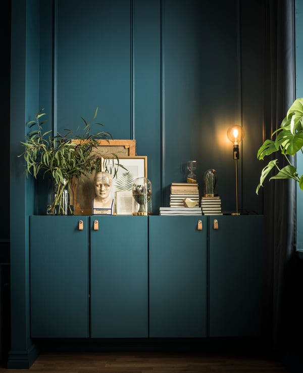 DIY petrol blauw geverfde IVAR kast met leren handgreepjes en accessoires in de woonkamer.