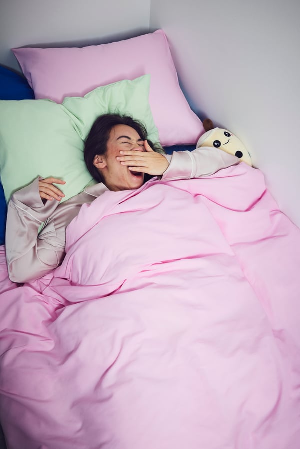 A pink PILTANDVINGE duvet cover and pillowcase in the bedroom