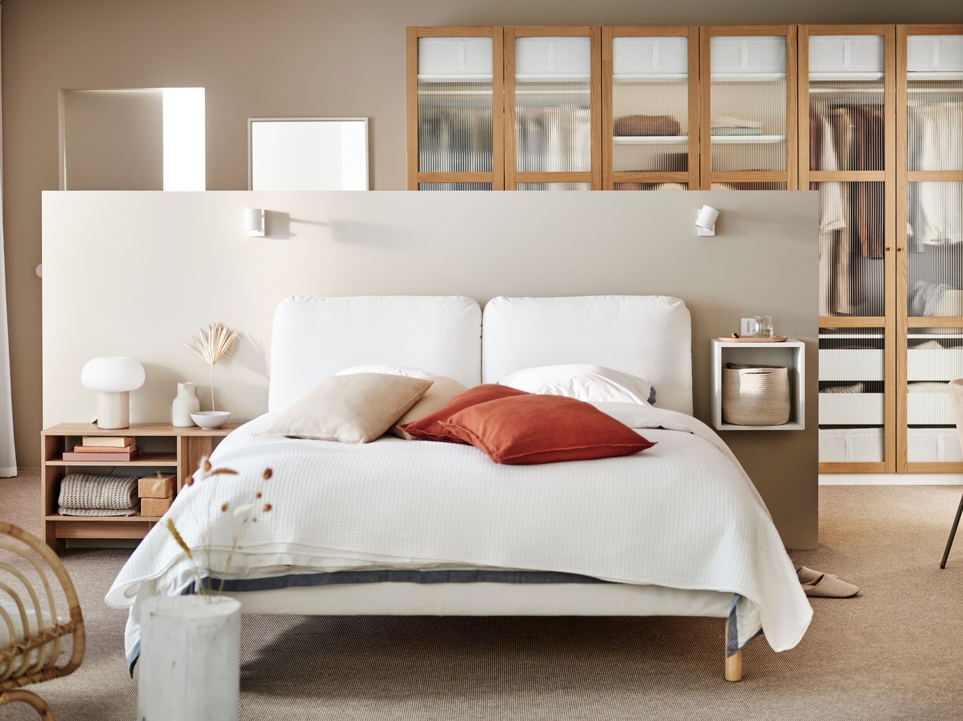 Grote, lichte slaapkamer in Japandi-stijl met in het midden een wit SAGESUND gestoffeerd bed met wit bedlinnen.