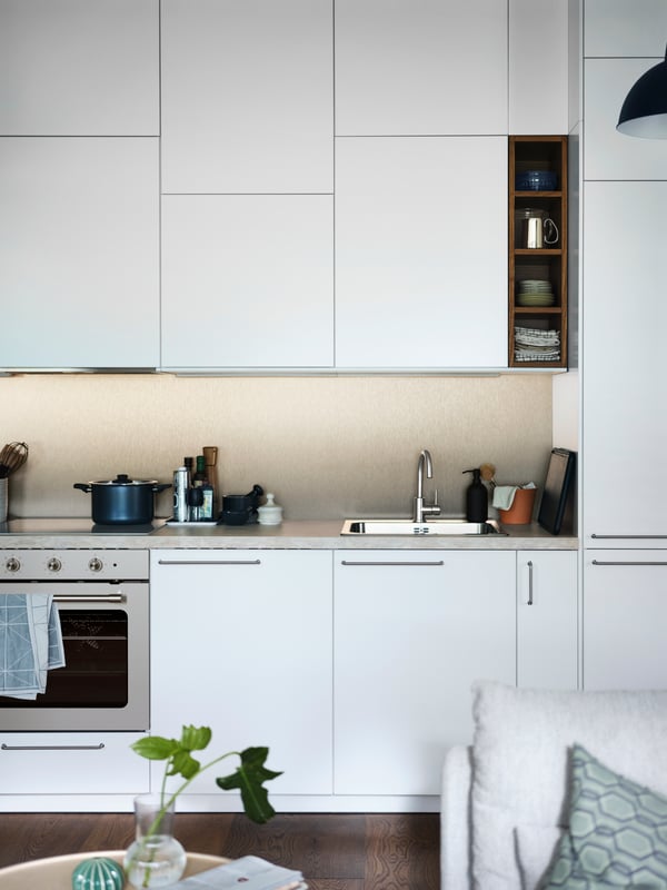 Dapur METOD berwarna putih dengan permukaan kerja SÄLJAN kesan batu berwarna kuning air/laminat dan ketuhar udara paksa MATTRADITION.