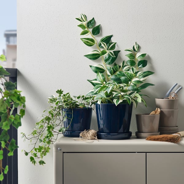 An in/outdoor/grey/beige KLOTLÖNN plant pot with saucer