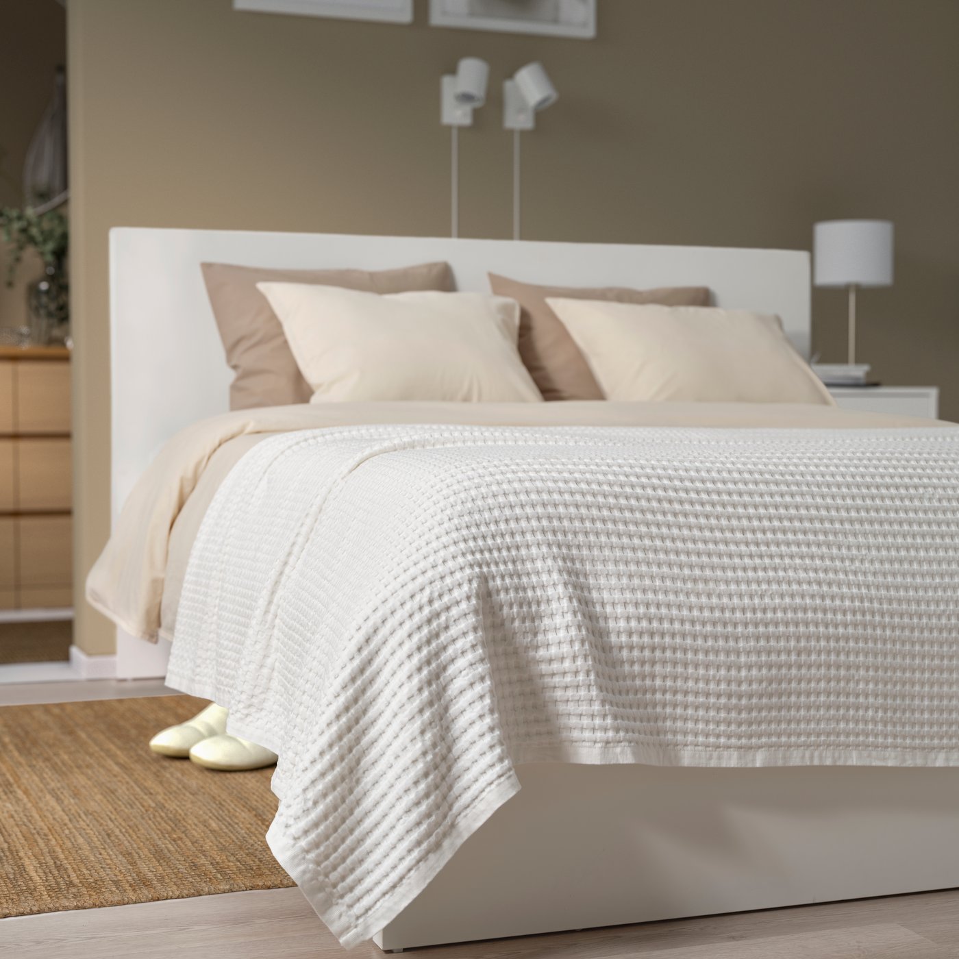 A white PELARTUIXA bedspread