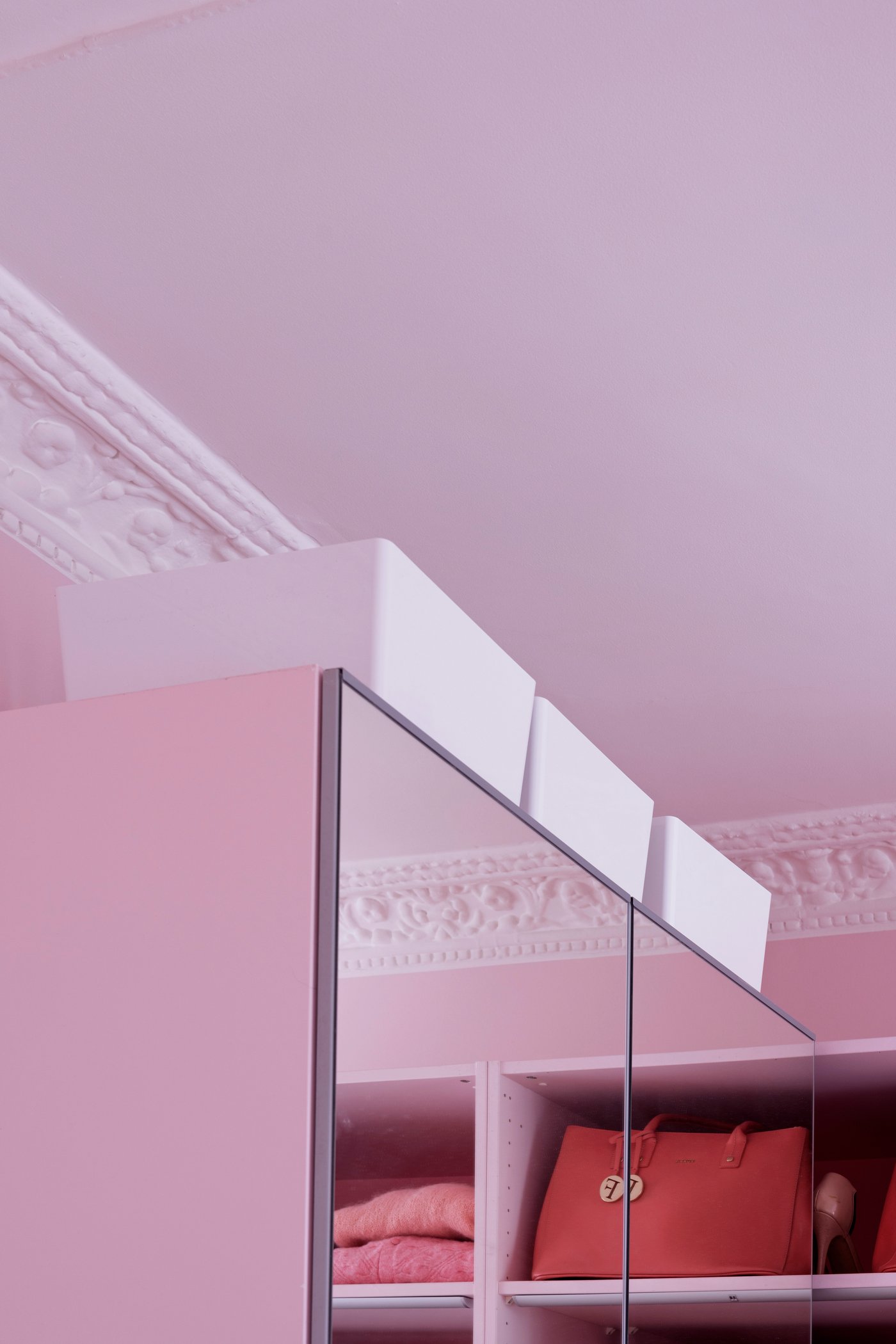 Kuggis kasse med lokk egner seg til å sette på toppen av skapet om du har god takhøyde.