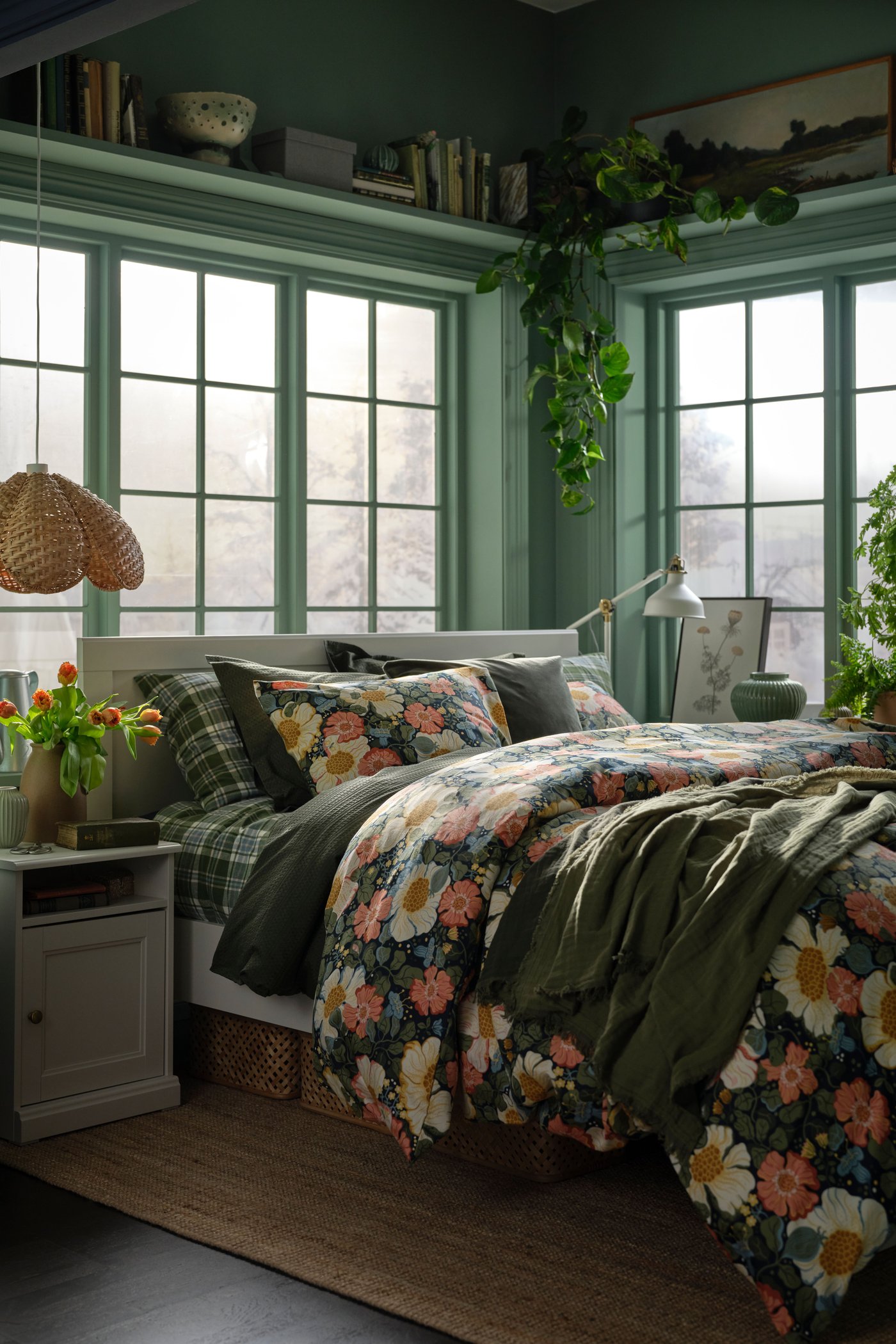 A floral simplicity BLODFLÄDER picture in the bedroom