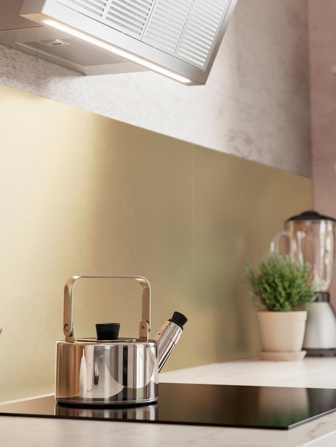 Zidni panel u zlatnoj nijansi, s indukcijskom pločom i srebrnim lončetom, i saksijom sa začinskim biljem i blenderom sa strane.