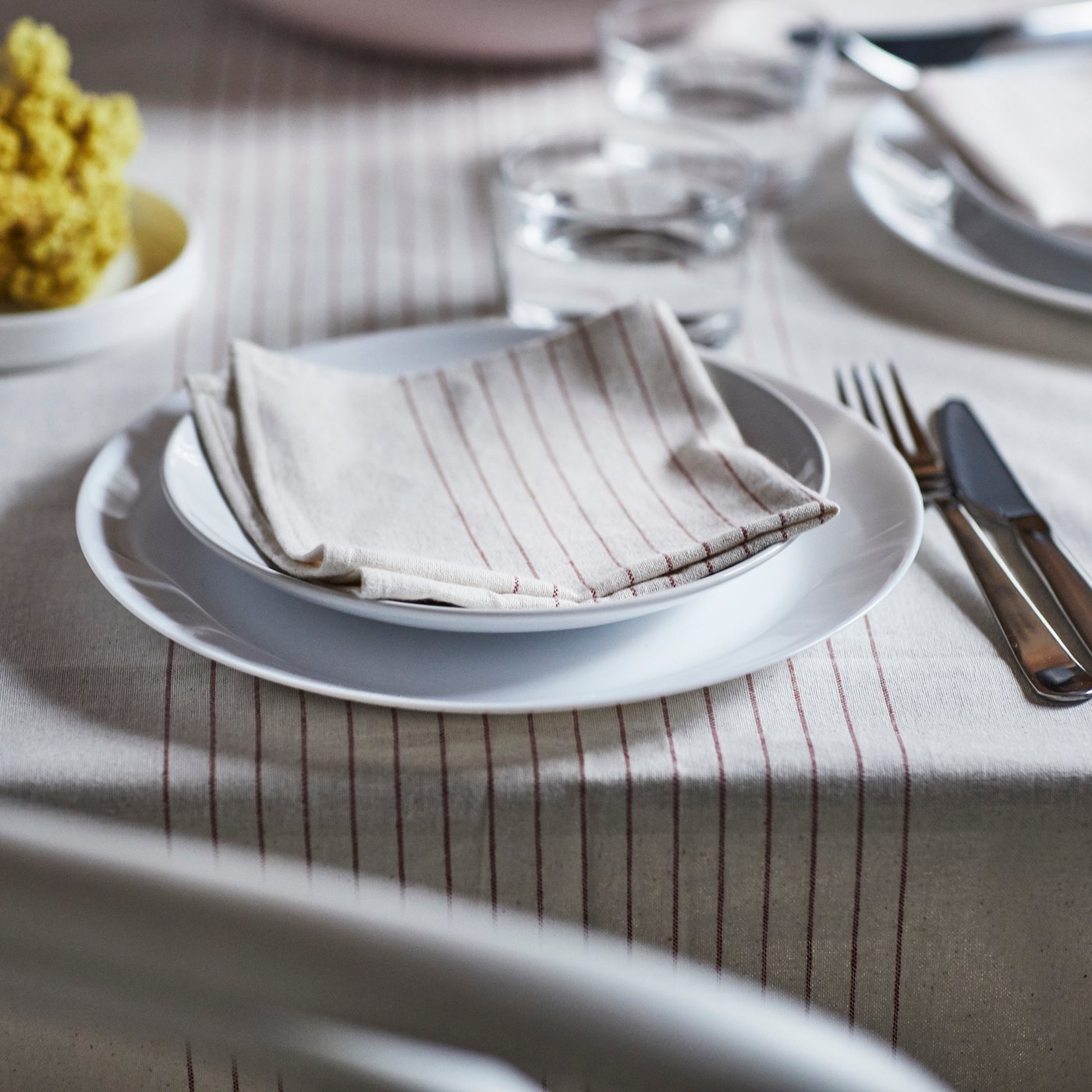 Un motif à rayures rouge/naturel VIPPSTARR serviette de table.