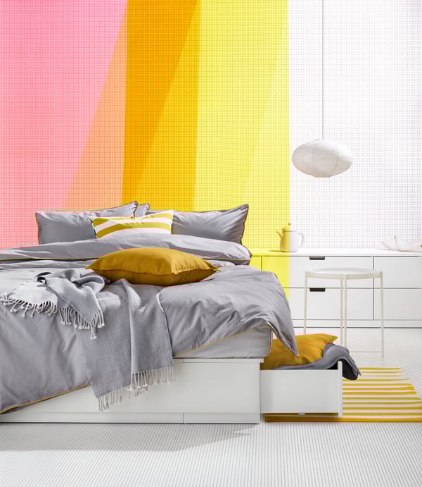 Uma cama NORDLI com arrumação
