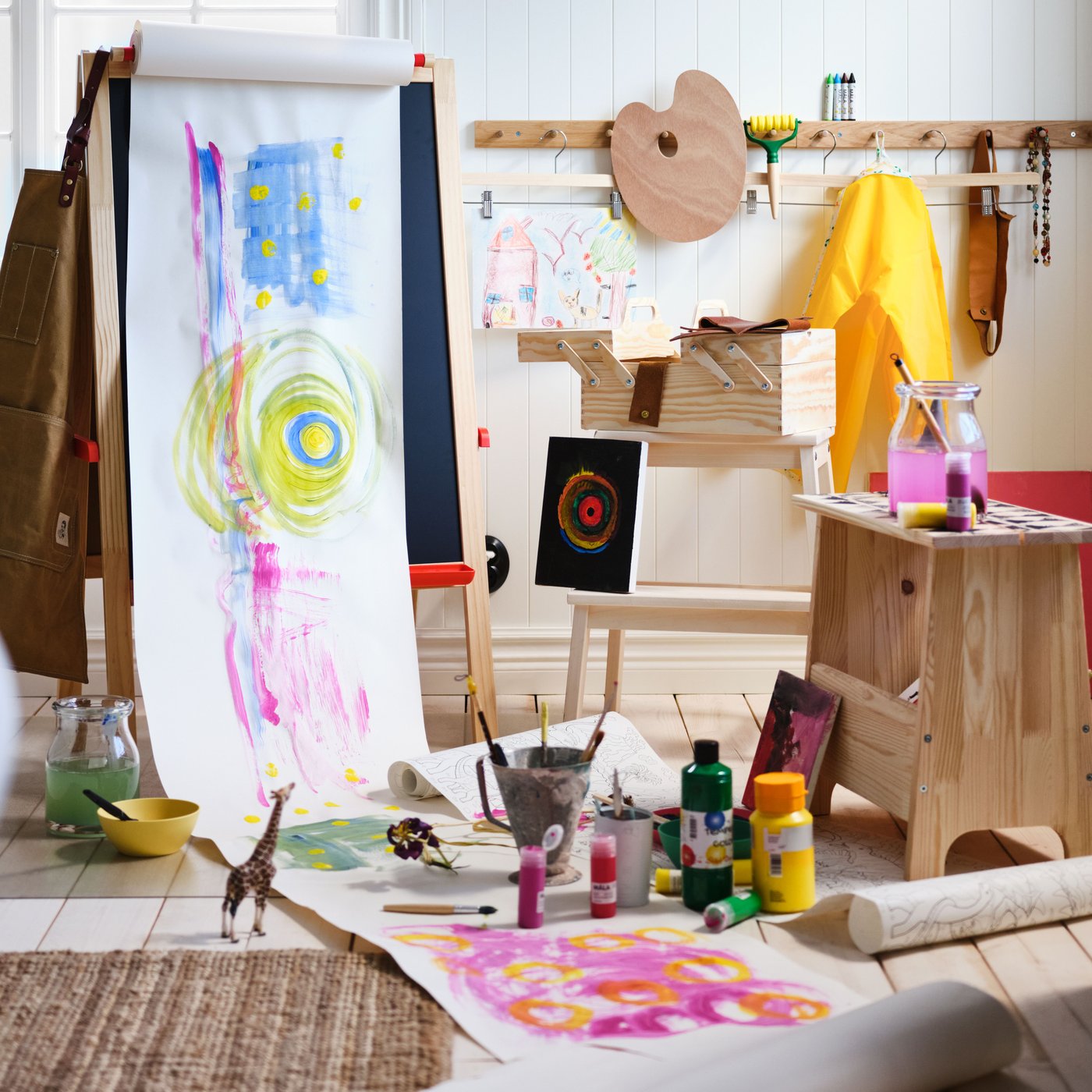 Caballete infantil MÅLA de madera maciza para dibujar, pintar y actividades creativas.