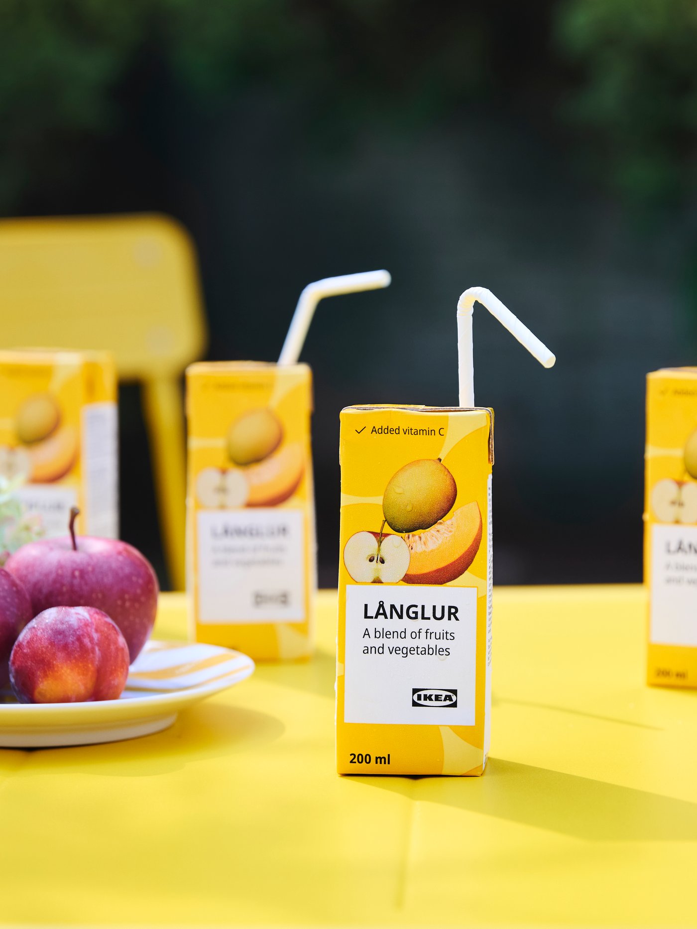 LÅNGLUR fruit and vegetable smoothies served on a yellow table.
