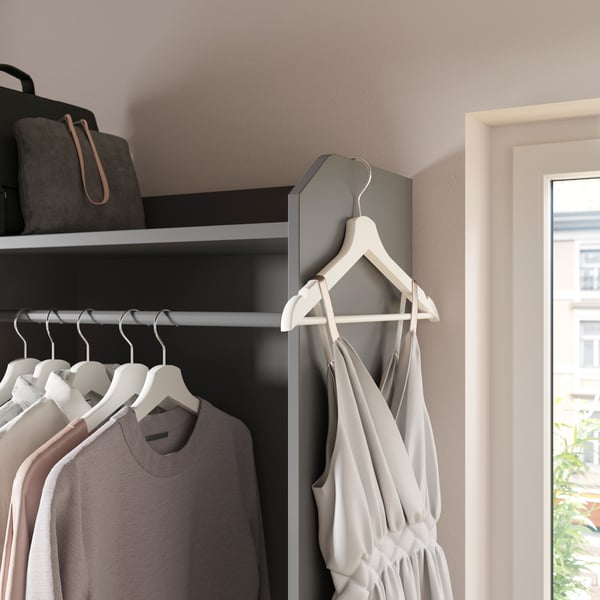 Clóset HAUGA abierto gris oscuro con ropa colgando